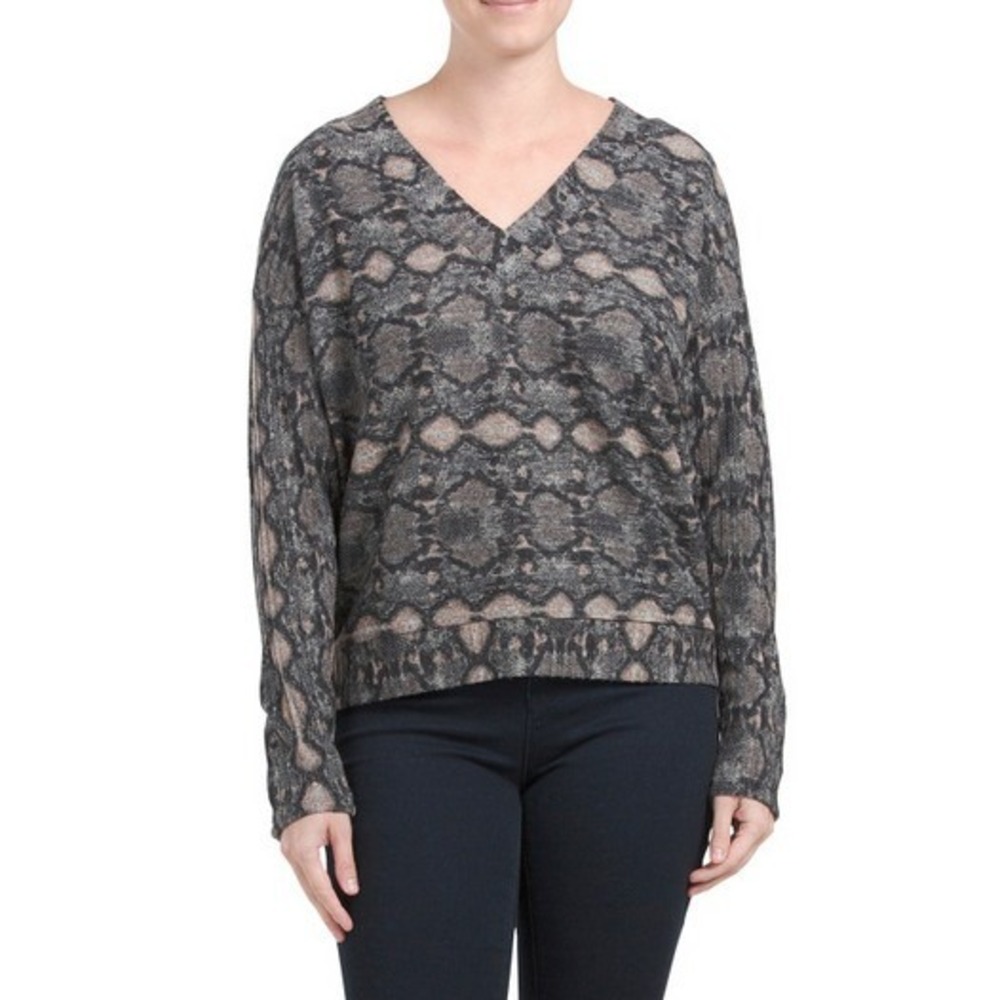 BELLDINI Thin Sweater Womens Size Medium Brushed Hacci Leopard Print Sweater New